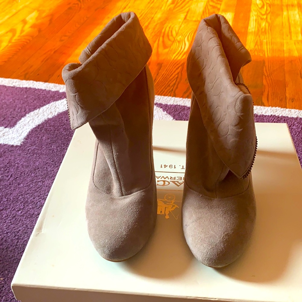 Coach size 8 Taupe boot
